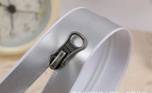 spill-resistant zipper